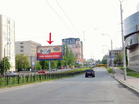 Фото рекламної площини за адресою Народного Ополчения ул. 5, от Севастопольской пл., к Жулянам, на разделителе