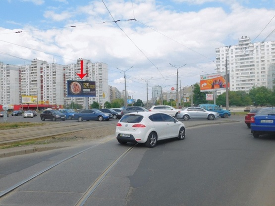 Фото рекламной плоскости по адресу Ревуцкого ул., возле ул.Ахматовой, на клумбе, в сторону Харьковского шоссе