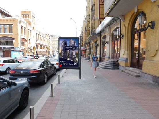 Фото рекламної площини за адресою Бессарабская площадь возле дома. 1/3 №1