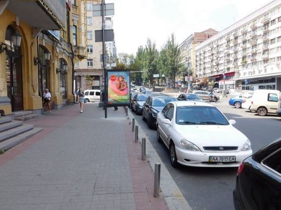 Фото рекламной плоскости по адресу Бессарабская площадь возле дома. 1/3 №1