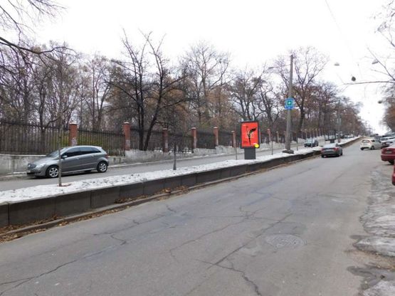 Фото рекламної площини за адресою Толстого Льва ул. 25 на распределительной полосе