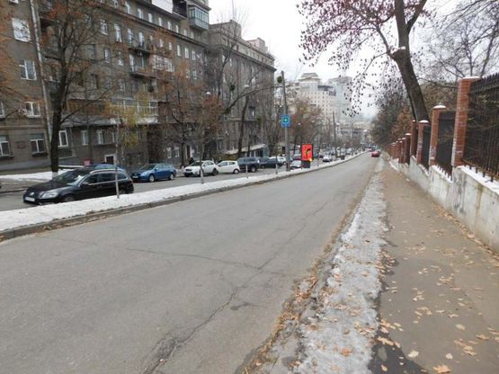 Фото рекламної площини за адресою Толстого Льва ул. 25 на распределительной полосе