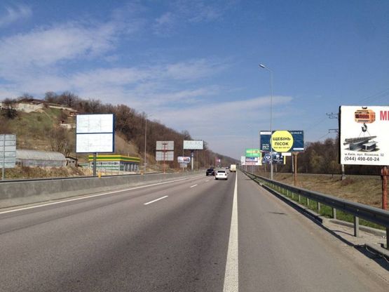 Фото рекламной плоскости по адресу Дніпровське шосе, траса Н-01 "Київ-Знам'янка", км 20+450 право