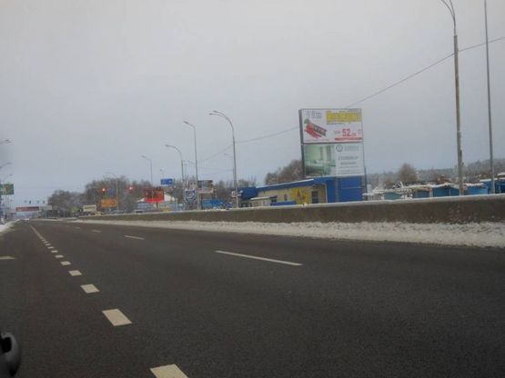 Фото рекламной плоскости по адресу Дніпровське шосе, 250 м після поворота на с. Лісники, траса Н-01 "Київ-Знам'янка", км 20+900 право, перед поворотом Лісники, перед АТБ, ринок
