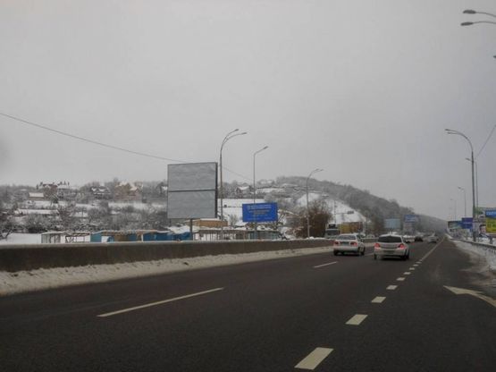 Фото рекламной плоскости по адресу Дніпровське шосе, 250 м після поворота на с. Лісники, траса Н-01 "Київ-Знам'янка", км 20+900 право, АТБ, ринок