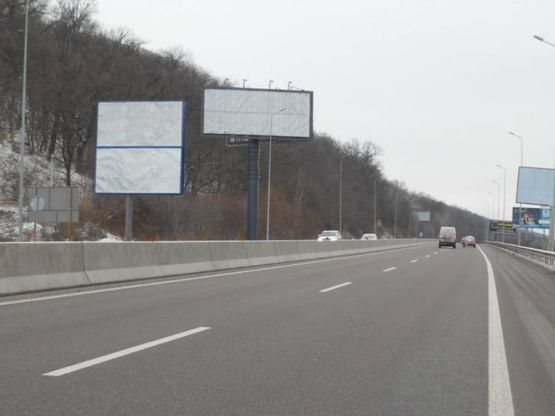 Фото рекламной плоскости по адресу Дніпровське шосе, 200 м перед поворотом на с.Лісники, траса Н-01 "Київ-Знам'янка", км 20+350 право