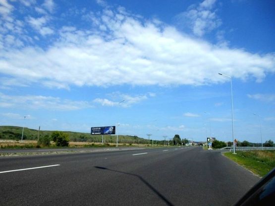 Фото рекламной плоскости по адресу Новообухівська траса, перед поворотом на c. Креничі, Ходосіївку, км 25+100 право