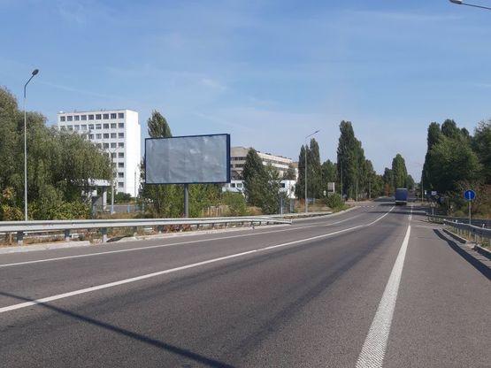 Фото рекламной плоскости по адресу початок вул. Промислова, міст через трасу Н-01 Київ-Знам'янка, на розі доріг на вул. Київська та повороту на Київ