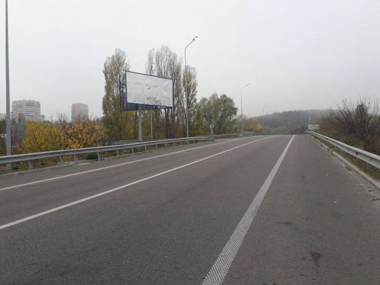 Фото рекламной плоскости по адресу м. Обухів, початок вул. Промислова, міст через трасу Н-01 Київ-Знамянка, на повороті на Київ