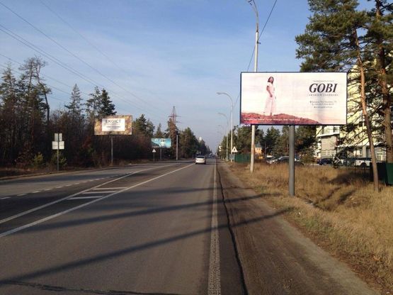 Фото рекламной плоскости по адресу Конча-Заспа, траса Р-02, км 31+100 ліво, котедж. Містечко "Олександрівське",   клініка "Health life", заміська резиденція  "QUEEN", клуб "SPORT LIFE", супермаркет "FAVORE"