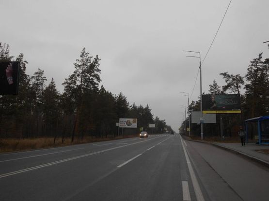 Фото рекламной плоскости по адресу Конча-Заспа, траса Р-02, км 28+950 ліво, котедж. містечко "РОМАНОВО", ресторан "Giardino", супермаркет "Wine Time"