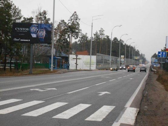 Фото рекламной плоскости по адресу Конча-Заспа, траса Р-02, км 28+950 ліво, котедж. містечко "РОМАНОВО", ресторан "Giardino", супермаркет "Wine Time"