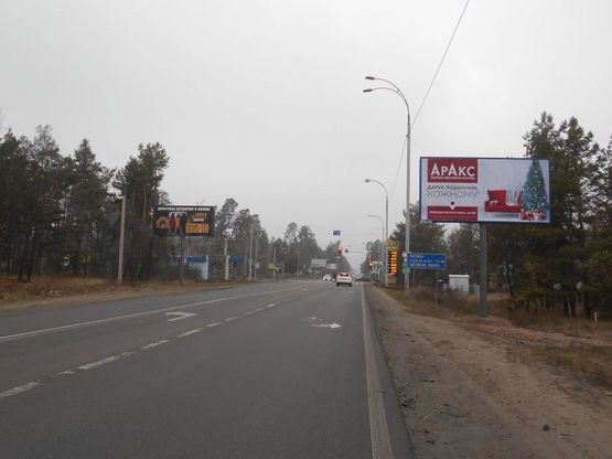 Фото рекламной плоскости по адресу Конча-Заспа, траса Р-02, км 30+150 ліво, перед  АЗС "БРСМ", перед супермаркетом "FAVORE"