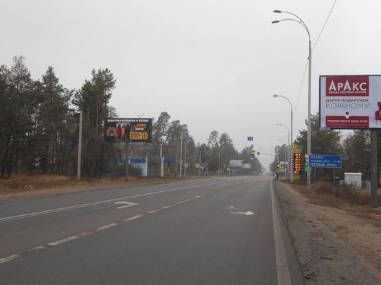 Фото рекламной плоскости по адресу Конча-Заспа, траса Р-02, км 30+200 право, зупинка "Козин-2", навпроти  АЗС "БРСМ", супермаркет "FAVORE"