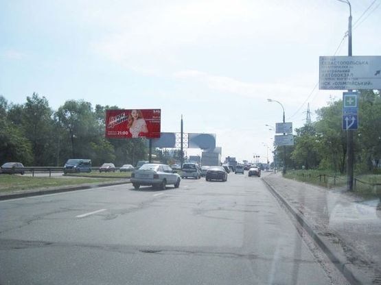 Фото рекламної площини за адресою Богатырская ул., 3 (разделитель, на Петровку, завод "Оболонь")