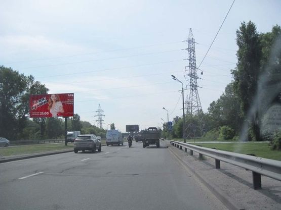 Фото рекламной плоскости по адресу Богатырская ул., АЗС КЛО (разделитель, на Петровку)