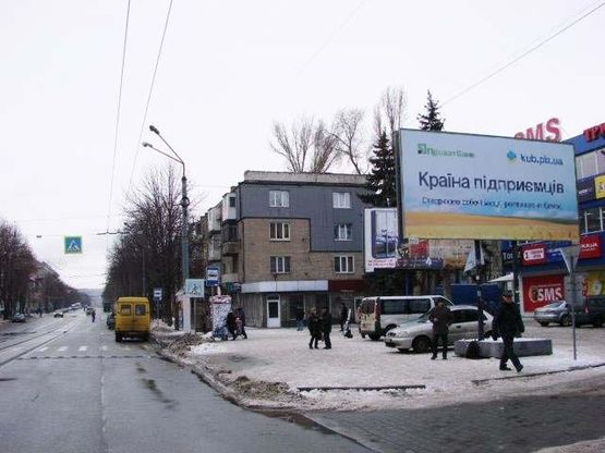 Фото рекламной плоскости по адресу Южный пр., 35 (ЮГОК, КТ "Зирка", супермаркет "АТБ")