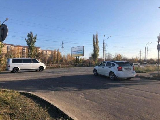 Фото рекламной плоскости по адресу Вечерний бул., 33, (объездная дорога, въезд в ТЦ "СИЛЬПО")