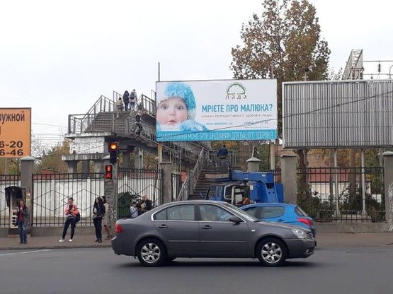 Фото рекламної площини за адресою Среднефонтанская ул. - Семинарская ул. (пешеходный мост)