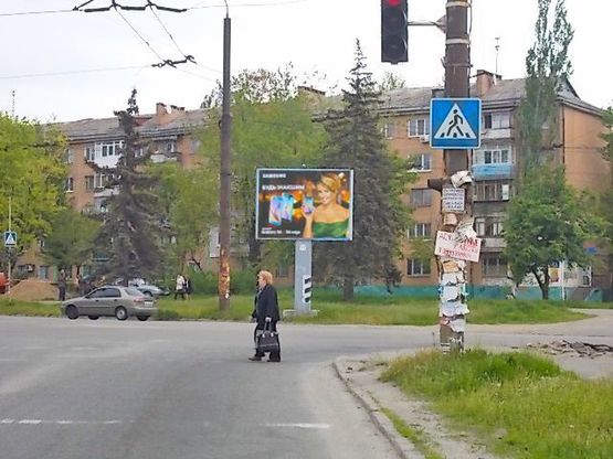 Фото рекламной плоскости по адресу Комарова ул.-Парамонова ул.