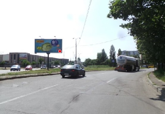 Фото рекламної площини за адресою Березняковская ул., 21а, на разделителе