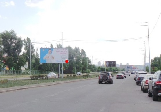 Фото рекламної площини за адресою Оболонский пр., 2а (на разделителе)