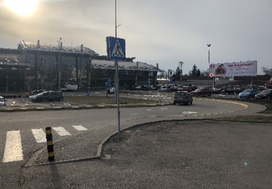 Фото рекламної площини за адресою Медовая ул., 2 Площадь перед входом, выходом в Терминал (Терминал А)