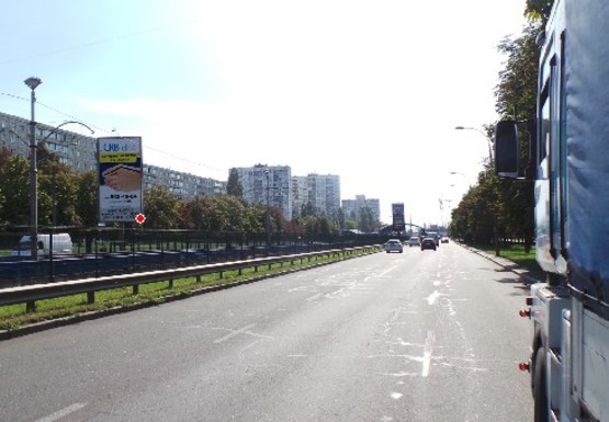 Фото рекламной плоскости по адресу Курбаса пр., 9  (на разделителе)