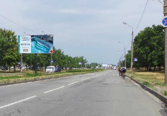 Фото рекламної площини за адресою Богатырская ул. (на разделителе)