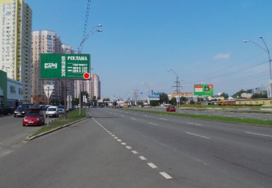 Фото рекламной плоскости по адресу Саперно-Слободская ул., 26 (на разделителе)