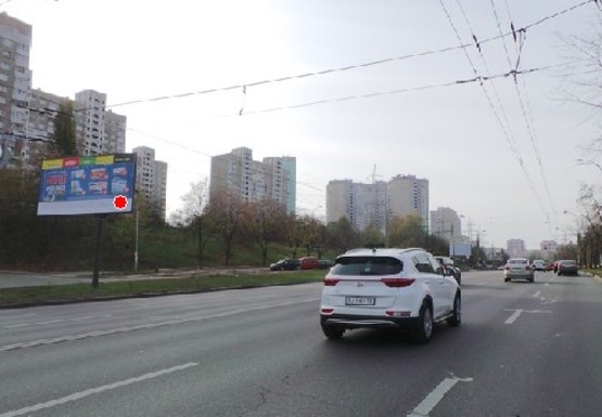 Фото рекламної площини за адресою Правды пр. (на разделителе)