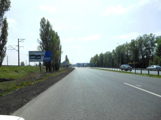 Фото рекламной плоскости по адресу Дніпровське шосе, км 23+100 лево, перед поворотом на Ходосеевку, АЗС БРСМ, садовый центр "Интерфлора", МегаМаркет, "Зеленый рынок"