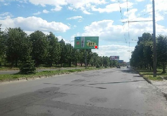 Фото рекламной плоскости по адресу Ершова ул., разделитель (1)