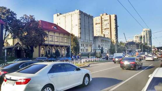 Фото рекламной плоскости по адресу Алмазова Генерала вул. (Кутузова вул.), 12 на розділювальній смузі (в направл. ул.Суворова)