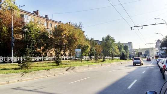 Фото рекламной плоскости по адресу Алмазова Генерала вул. (Кутузова вул.), 1 на розділювальній смузі (в направл. Леси Украинки)