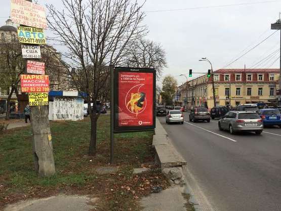 Фото рекламної площини за адресою Верхній Вал вул., 16 бульварна частина