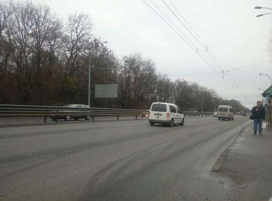 Фото рекламной плоскости по адресу Академіка Глушкова просп., в'їзд в київ напроти Одеського ринку  (виїзд з Києва)