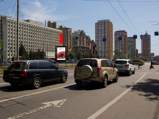 Фото рекламної площини за адресою Украинки бул., 24 / Алмазова ул. (бывш. Кутузова ул.), ст. м. "Печерская", на светофоре
