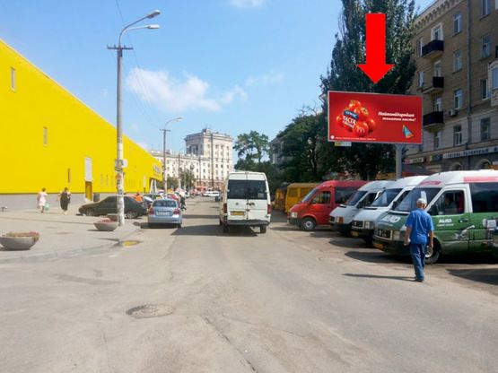 Фото рекламной плоскости по адресу Боброва ул. / Сечевой пер. (бывш. Калинина пер.), рынок "Славянский"