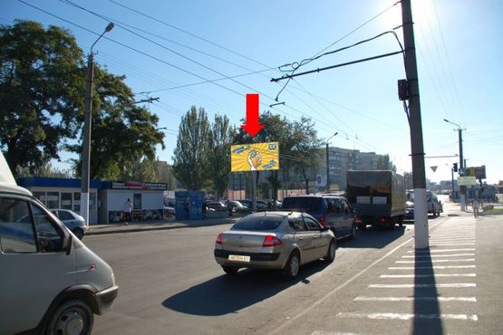 Фото рекламной плоскости по адресу Березинская ул. / Донецкое шоссе, возле ТРЦ "Караван"