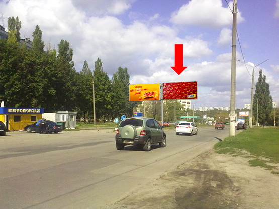 Фото рекламной плоскости по адресу Тракторостроителей пр., 79/42, разделитель, правый