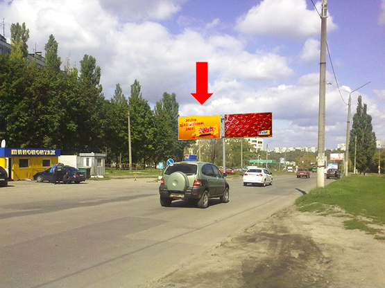 Фото рекламной плоскости по адресу Тракторостроителей пр., 79/42, разделитель, левый