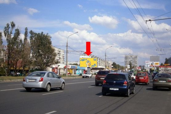 Фото рекламной плоскости по адресу Юбилейный пр. (бывш. 50 лет ВЛКСМ пр.), 56 / Тракторостроителей пр., ТРЦ "Украина", супермаркеты "Фокстрот", "Varus", рынок, в центр