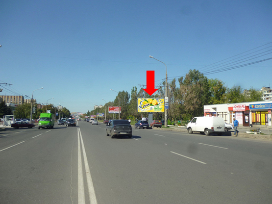 Фото рекламної площини за адресою Юбилейный пр. (бывш. 50 лет ВЛКСМ пр.), 56 / Тракторостроителей пр., ТРЦ "Украина", супермаркеты "Фокстрот", "Varus", рынок, из центра