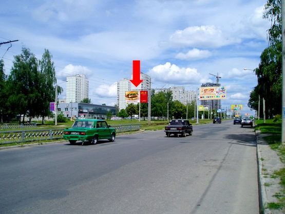 Фото рекламної площини за адресою Победы пр., 55, разделитель, автосалон "Nissan", в сторону Свободы пр. (флажок)