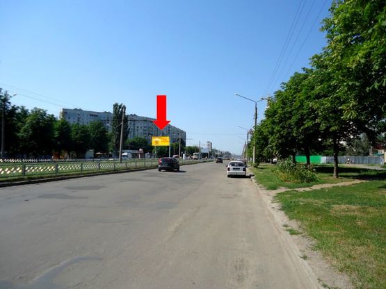 Фото рекламной плоскости по адресу Победы пр., 68, разделитель, рынок, в сторону Свободы пр.