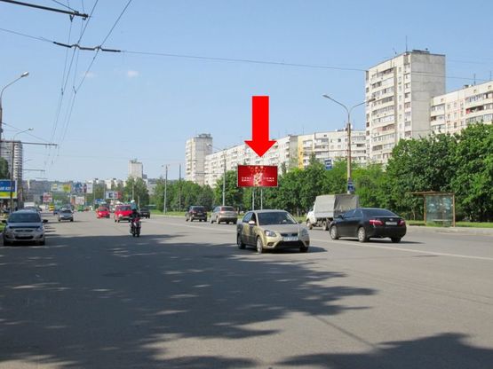 Фото рекламной плоскости по адресу Свободы пр., 40А, в сторону Победы пр., из центра