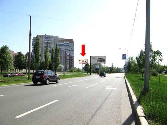 Фото рекламной плоскости по адресу Победы пр., 48, разделитель, в сторону Клочковской ул.