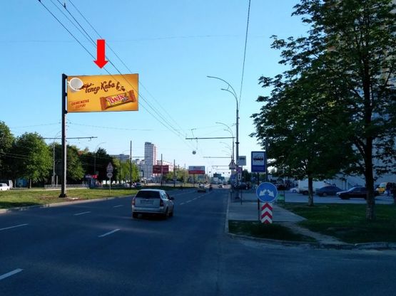 Фото рекламної площини за адресою Победы пр., 61, разделитель, в сторону Свободы пр.