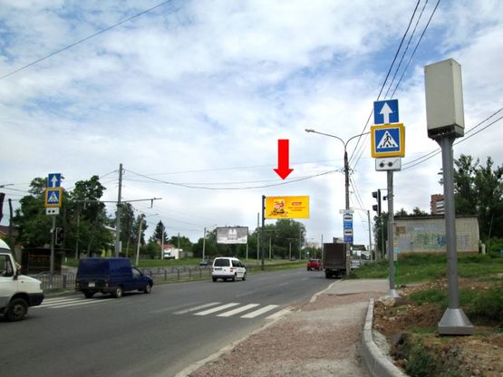 Фото рекламної площини за адресою Победы пр. / Клочковская ул., разделитель, в сторону Свободы пр.